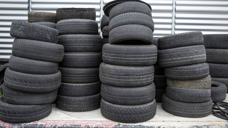 Iedzīvotāji aicināti bez maksas nodot nolietotās vieglo automobiļu riepas